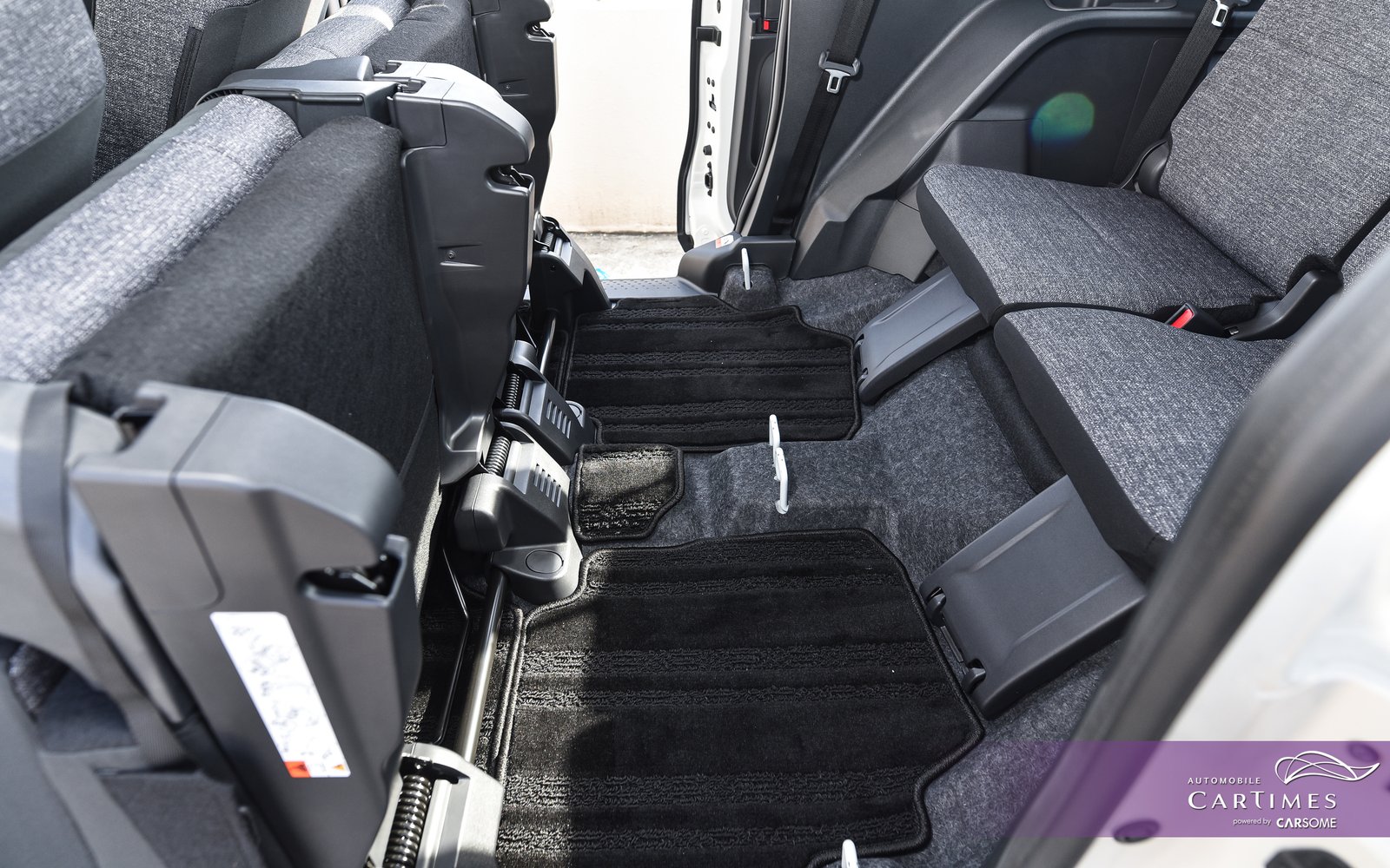 Toyota Sienta Hybrid photo 11